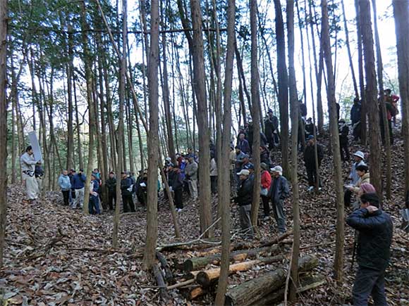 安芸高田市地域振興事業団　甲立古墳現場説明会の様子