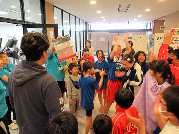 安芸高田市温水プール水泳記録会の様子